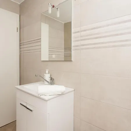 Holiday home Awesome In With Jacuzzi