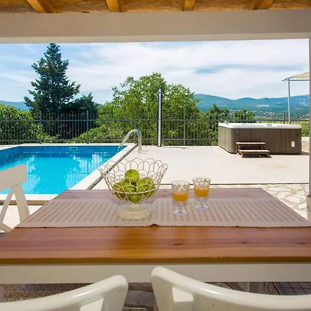 Holiday home Awesome In With Jacuzzi *