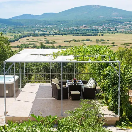 Holiday home Awesome In With Jacuzzi